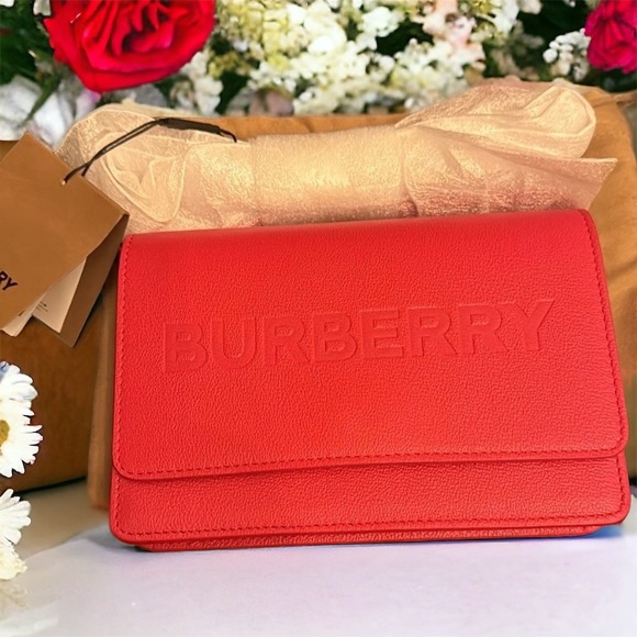 NWT BURBERRY HAMPSHIRE EMBOSSED LEATHER FLAP CROSSBODY STRAP CLUTCH & DUST BAG - Picture 4 of 8